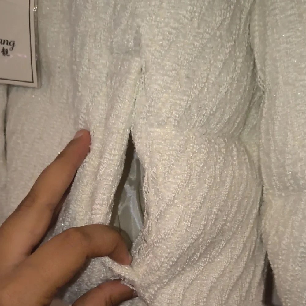 Elegant White Puffer Jacket (Stain On Sleeve) - Picture 6 of 11